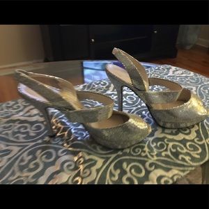 Silver dress shoe peep